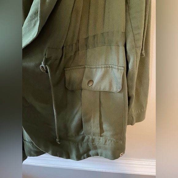 Billabong - Picture 4 of 8